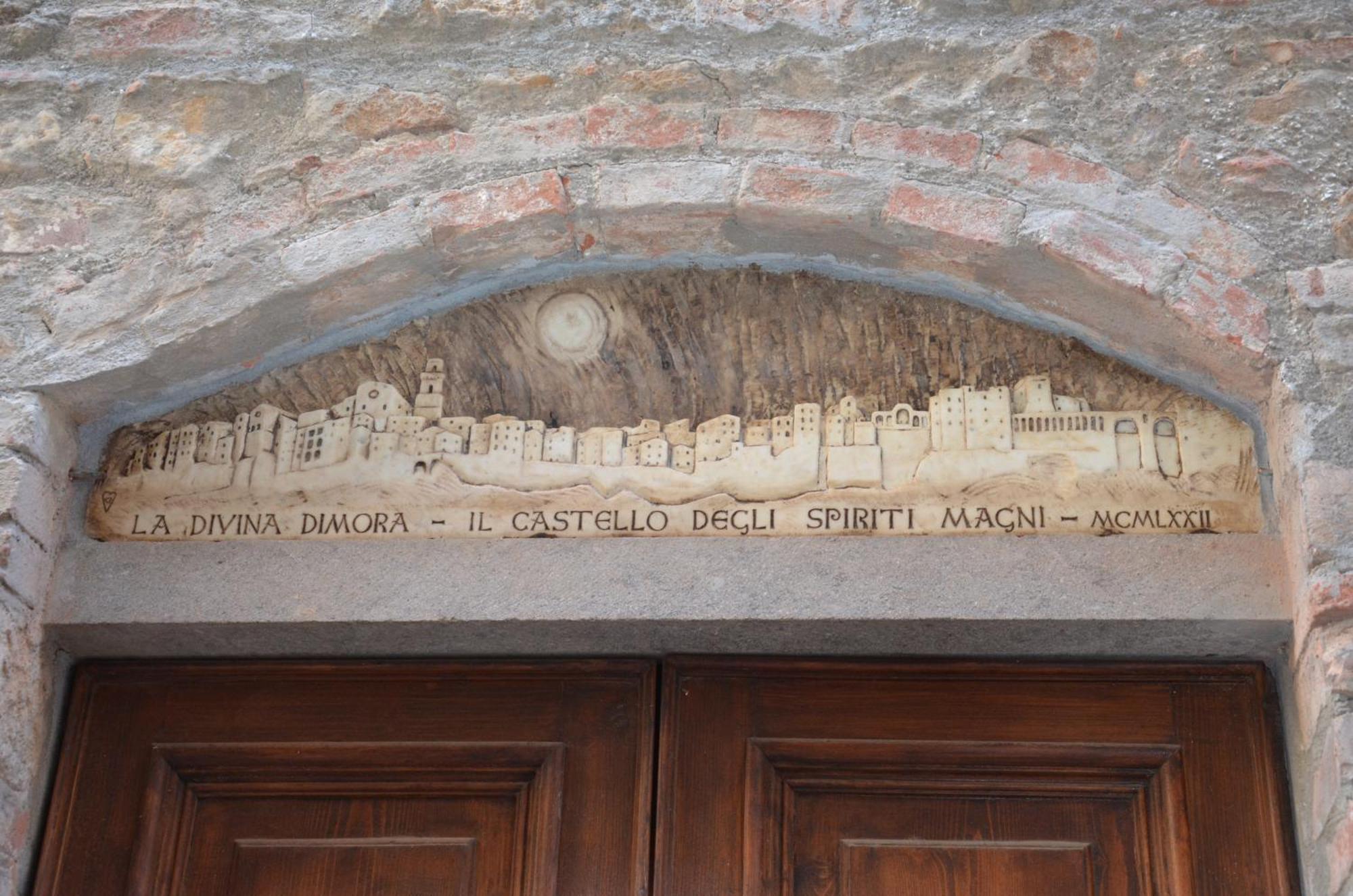 Apartamento La Divina Dimora Il Castello Degli Spiriti Magni Montepescali Habitación foto