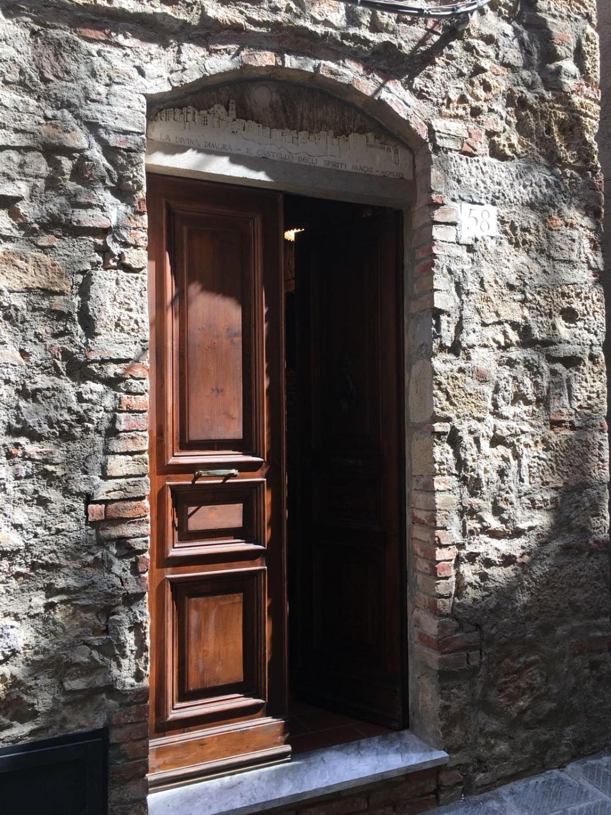 Apartamento La Divina Dimora Il Castello Degli Spiriti Magni Montepescali Exterior foto